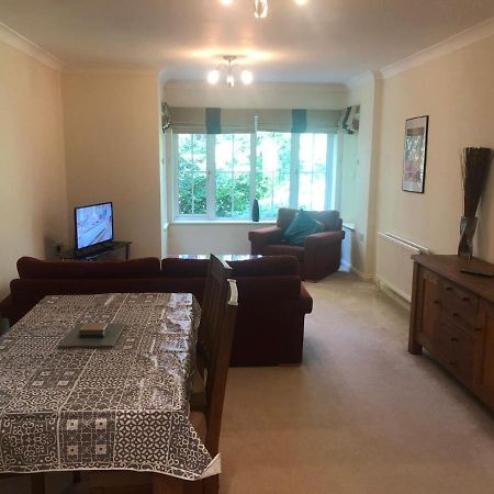 Lovely 2 Bedroom 2 Baths Flat With Free Parking 贝辛斯托克 外观 照片