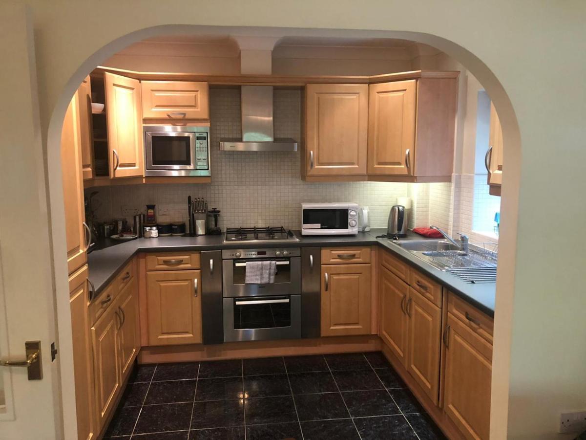 Lovely 2 Bedroom 2 Baths Flat With Free Parking 贝辛斯托克 外观 照片