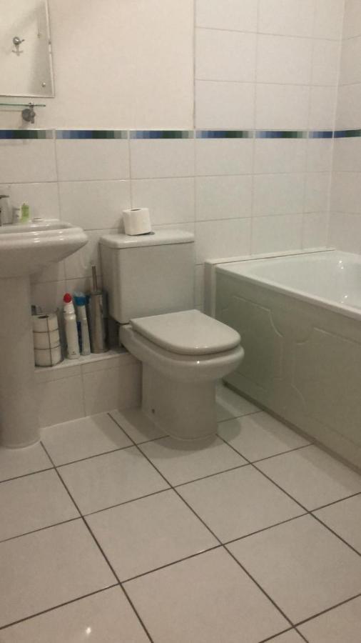 Lovely 2 Bedroom 2 Baths Flat With Free Parking 贝辛斯托克 外观 照片